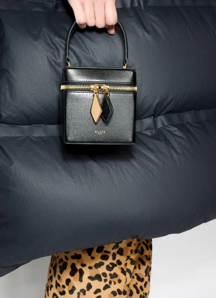 Alaa CrossBody Bags CUBE VANITY CASE IN SHINY GOATSKIN Black 8211 Women